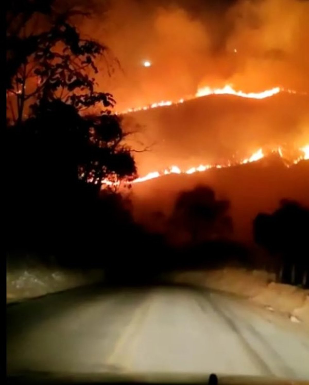 Linhas do incêndio que ameaçavam torres de rádios e TV na Serra do Curral, em Belo Horizonte, foram debeladas