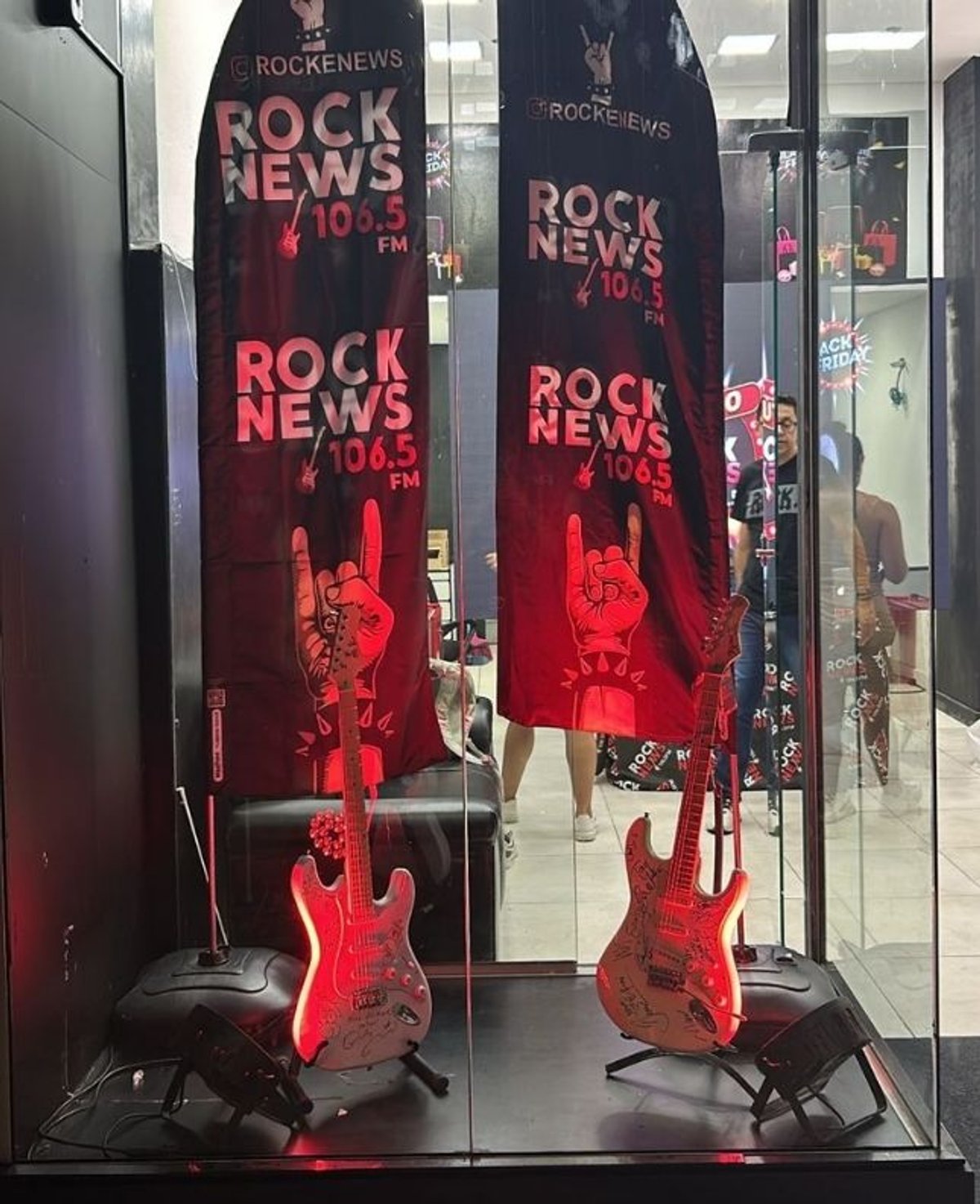 Rock News transmite programação direto de shopping em ação de Black Friday