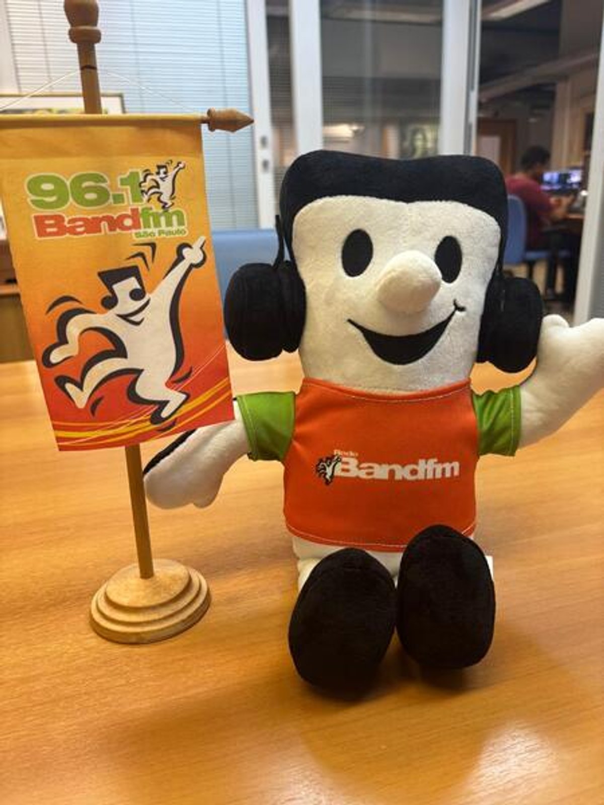 Band FM apresenta “Bandinho”, novo mascote da emissora, durante evento de 50 anos
