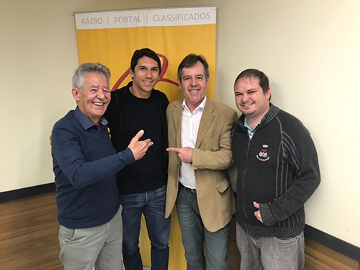 Rádio Banda B apresenta ex-jogador Lúcio Flávio como reforço para sua equipe esportiva em Curitiba