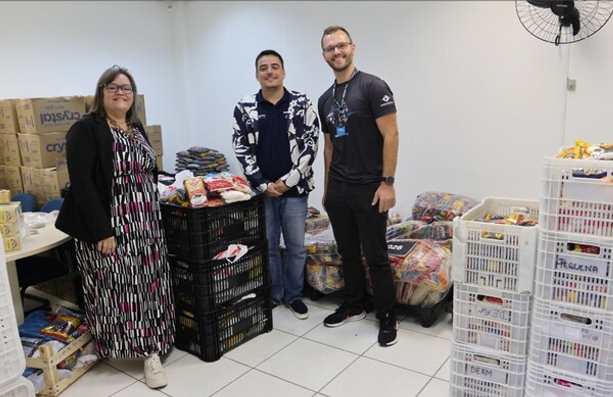Mundo Livre FM arrecada e doa cerca de uma tonelada de alimentos em evento realizado em Pinhais (PR)