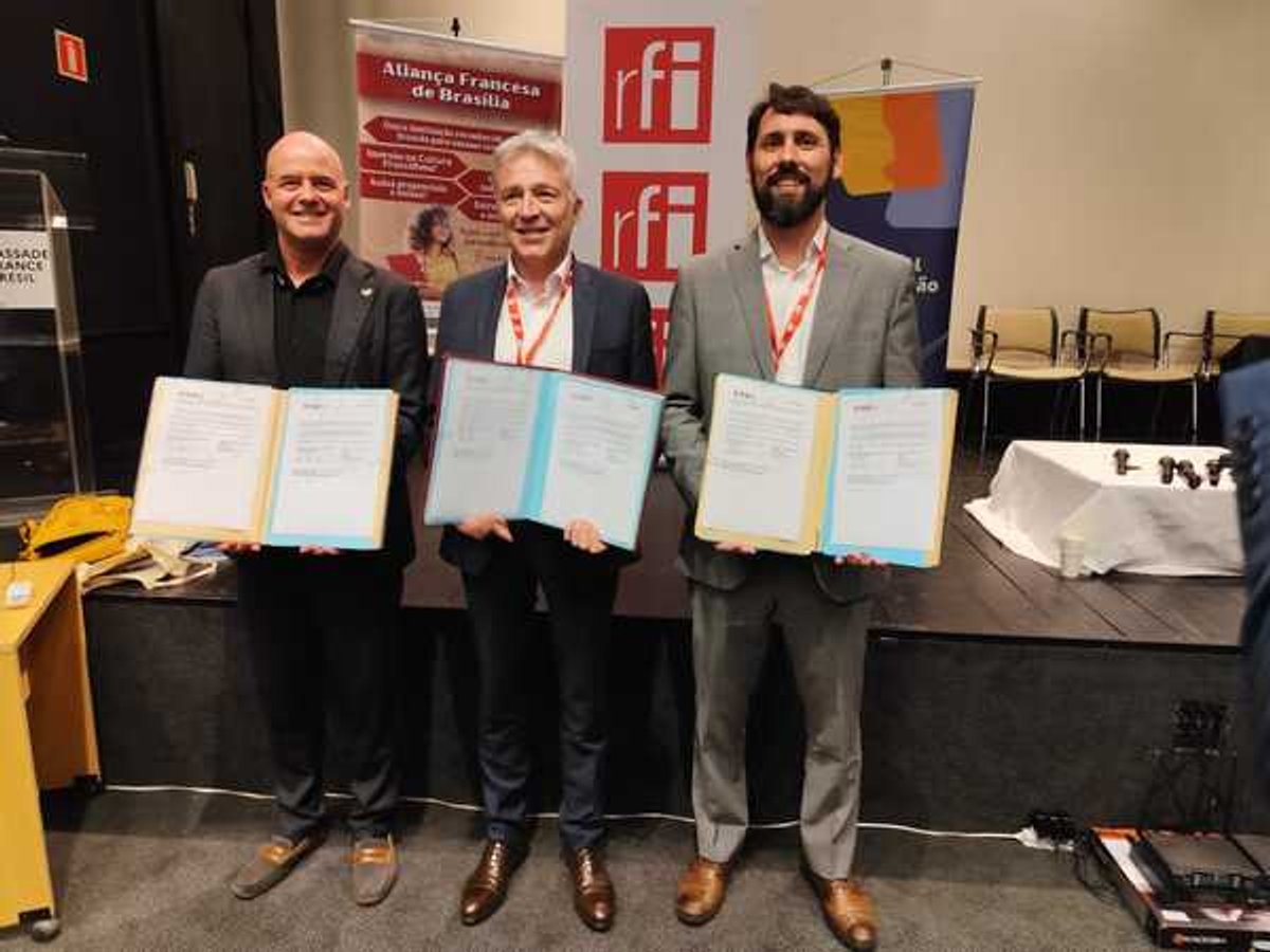 EBC e Rádio França Internacional firmam acordo para intercâmbio de conteúdos sobre a língua francesa