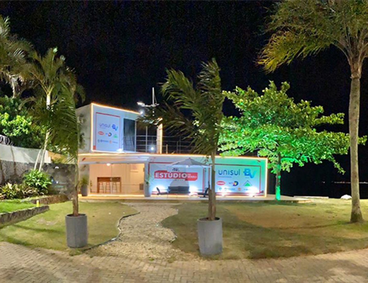 Jovem Pan FM terá sua programação local direto de estúdio de verão em Florianópolis