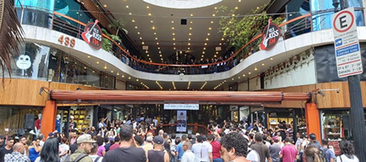 Kiss FM realiza Exposição do Rock com fotos que marcaram os 18 anos da rádio e apresenta novo site