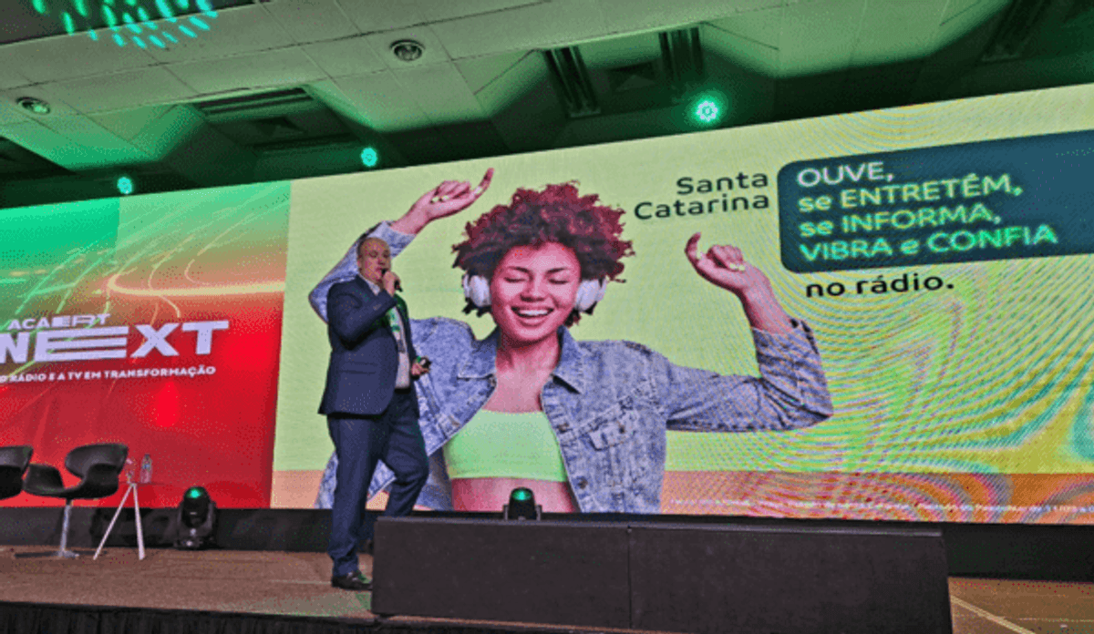 Presidente da ACAERT, Fábio Bigolin, divulga pesquisa que aponta que 80% dos catarinenses ouvem rádio