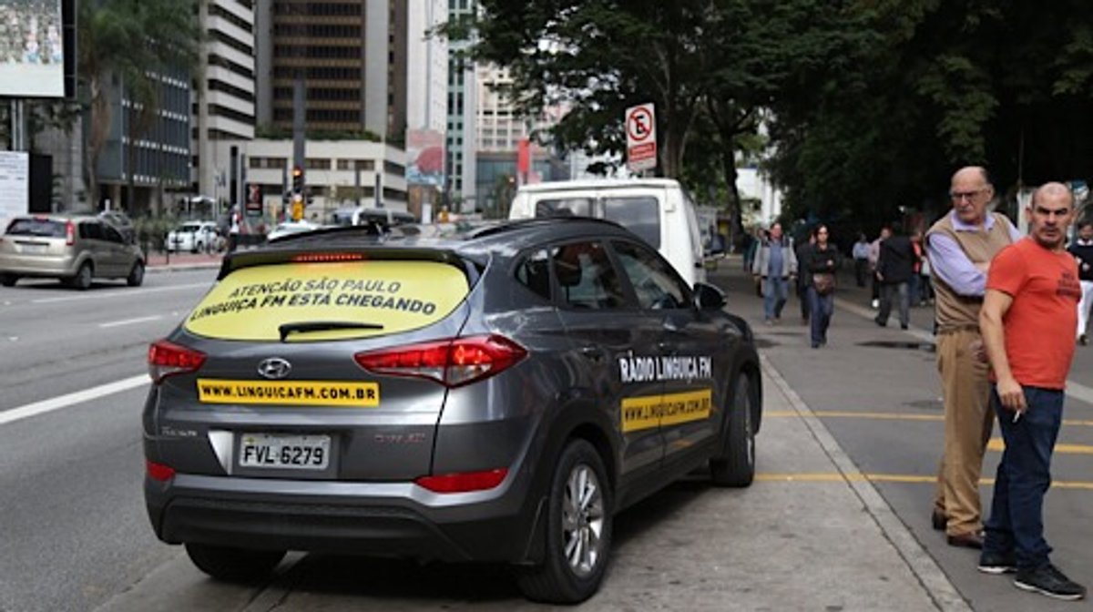 Repercussão: Após outdoor e postagens em redes sociais, carro da "Linguiça FM" é visto na Avenida Paulista