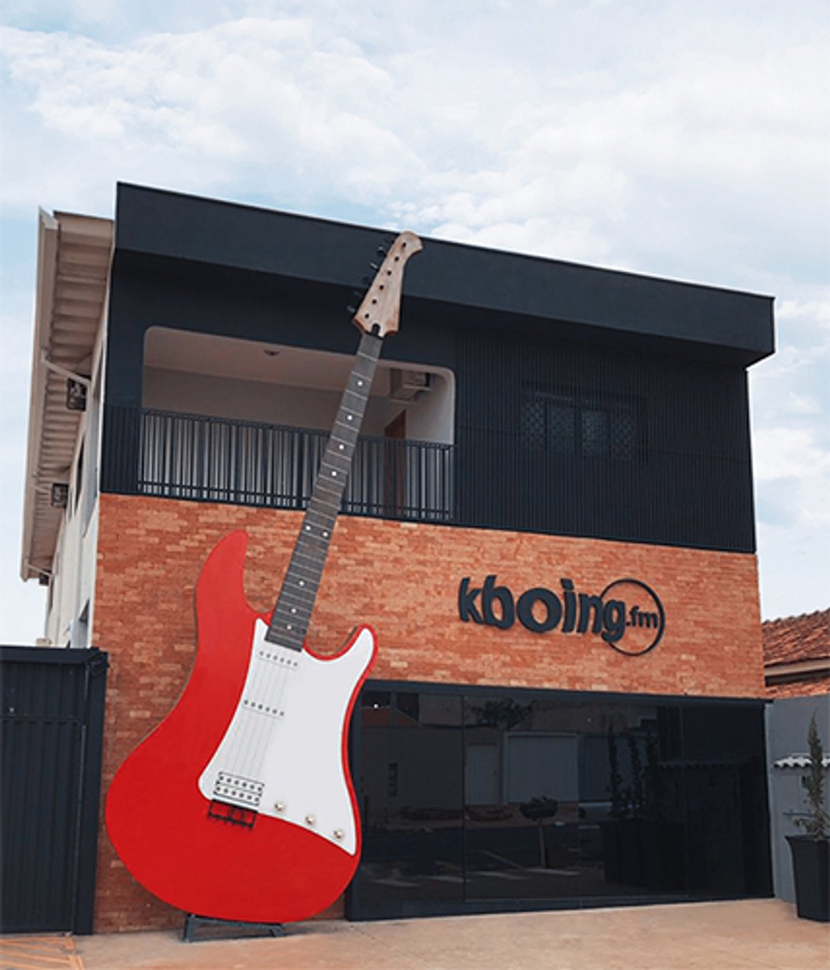No mês em que completa seis anos no ar, Kboing FM inaugura nova fachada em São José do Rio Preto