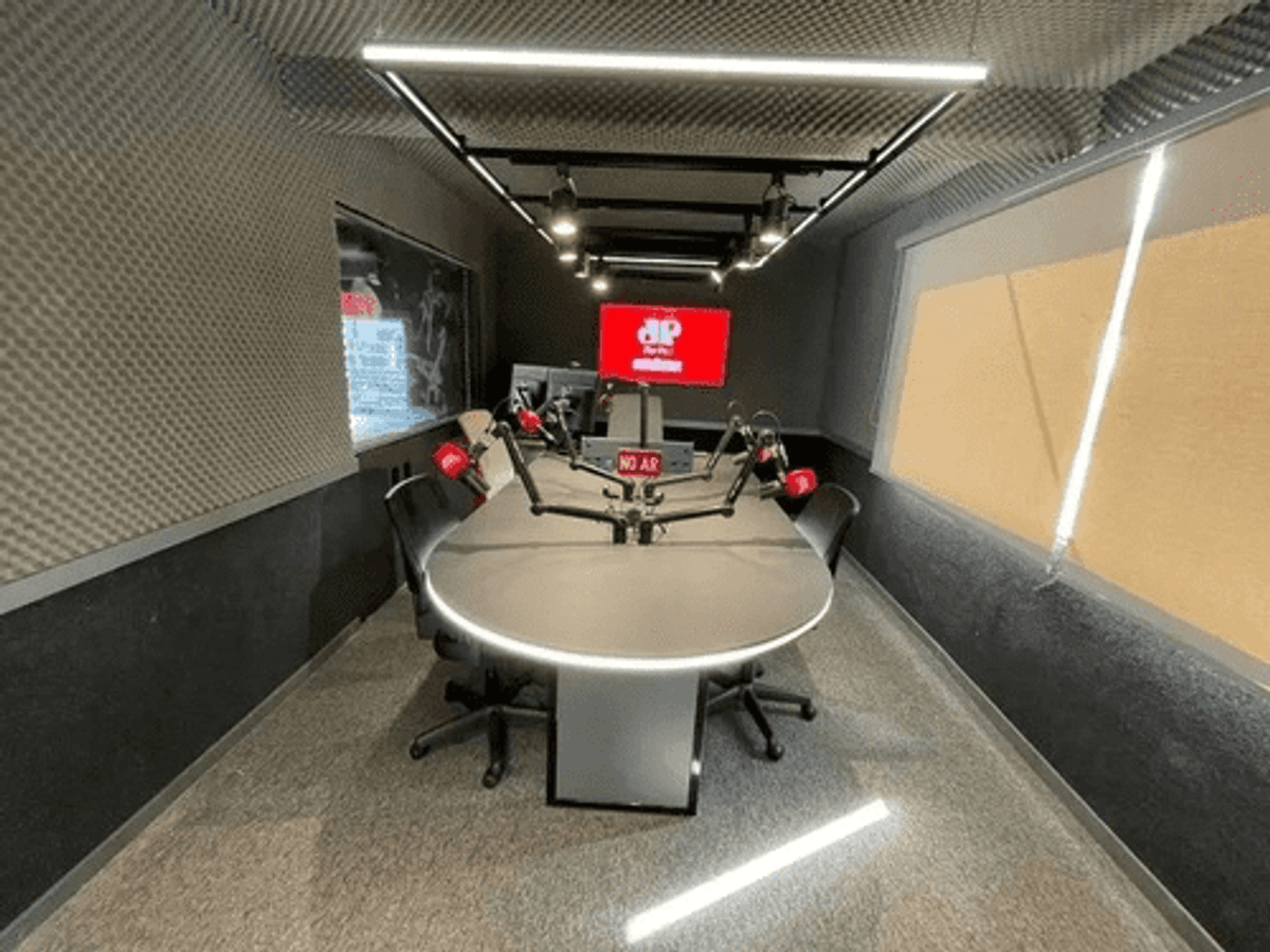 Jovem Pan FM estreia nova estrutura e programação em Chapecó (SC)