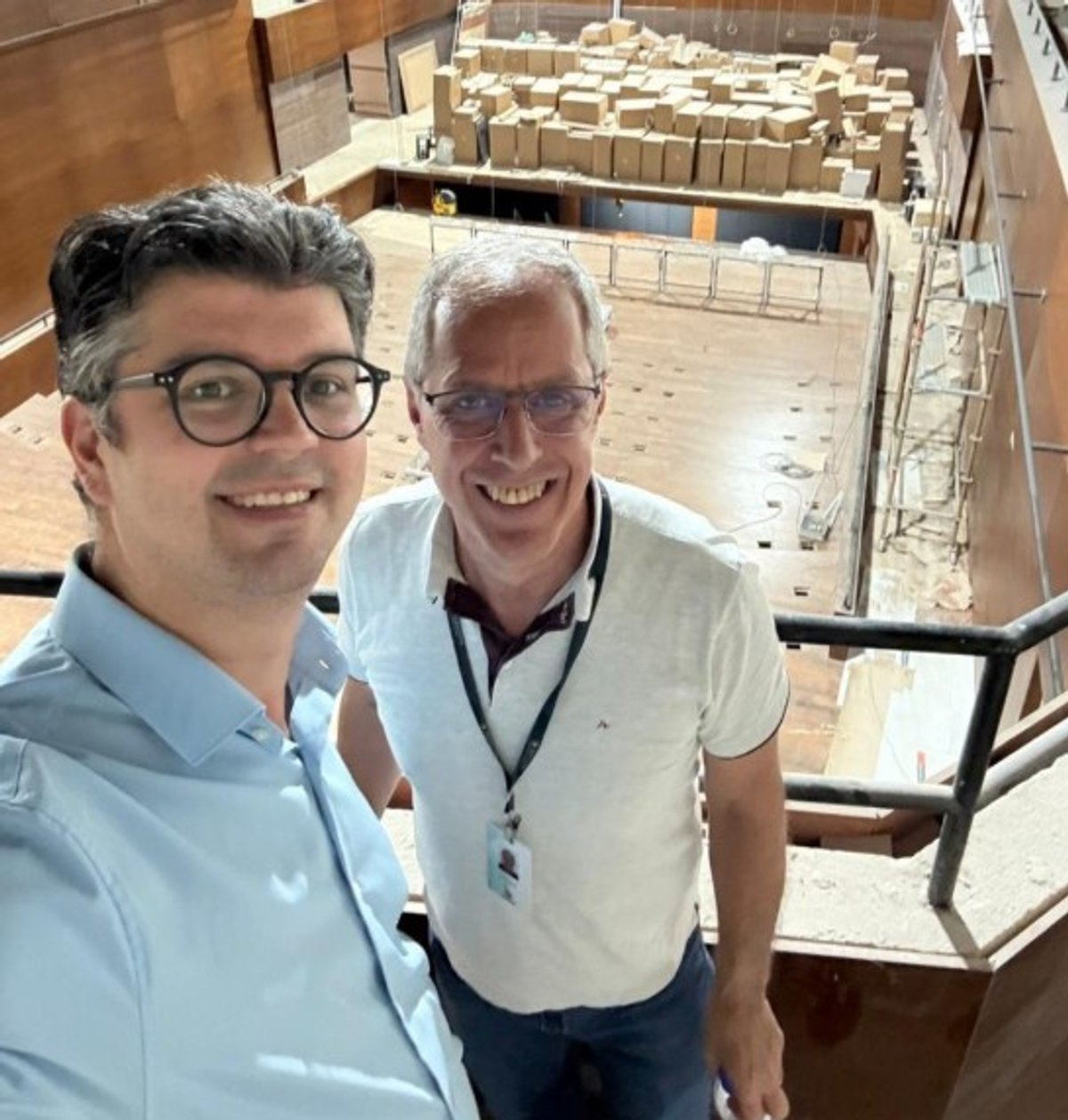 Rádio Bandeirantes transmite edição especial do Jornal Gente direto do novo Teatro Baccarelli em São Paulo