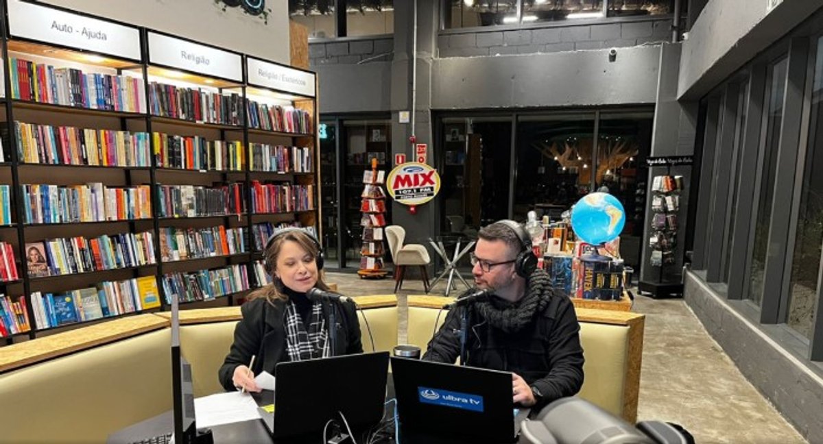 Rádio Mix FM passa a transmitir grade local a partir de estúdio em livraria de Porto Alegre