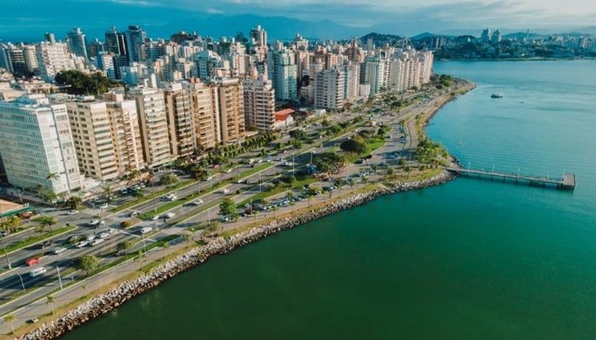 Panorama: Jovem Pan FM mantém liderança de audiência em Florianópolis; Atlântida é vice-líder geral e Nostalgia FM dispara