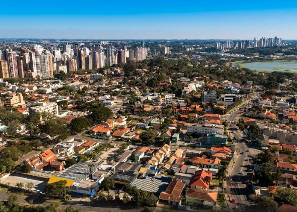 Panorama: 98 FM retoma liderança de audiência e define topo nos detalhes com a Massa FM em Curitiba; Mercosul FM avança