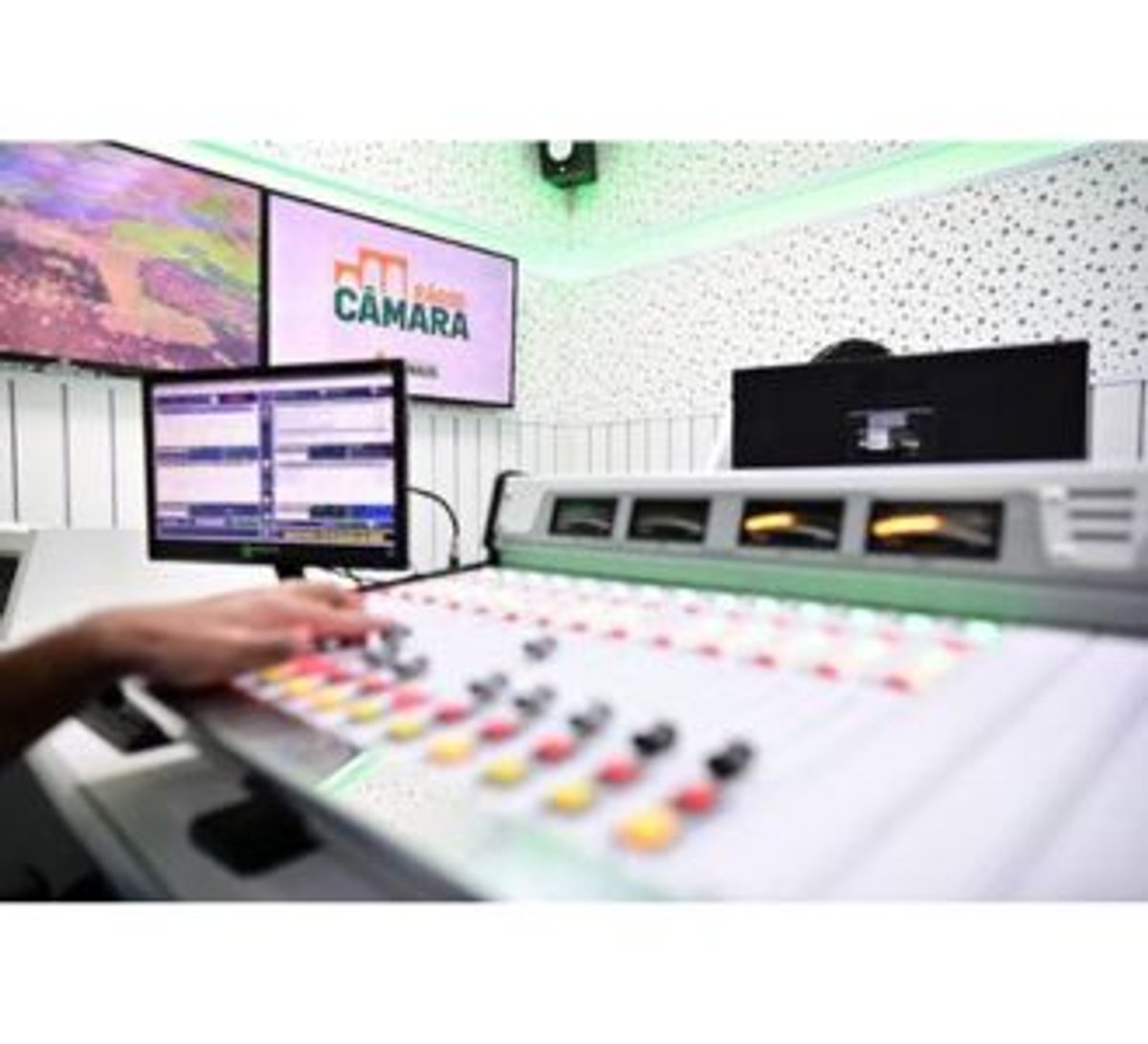 Rádio Câmara FM completa 5 anos e promove programação especial em Manaus
