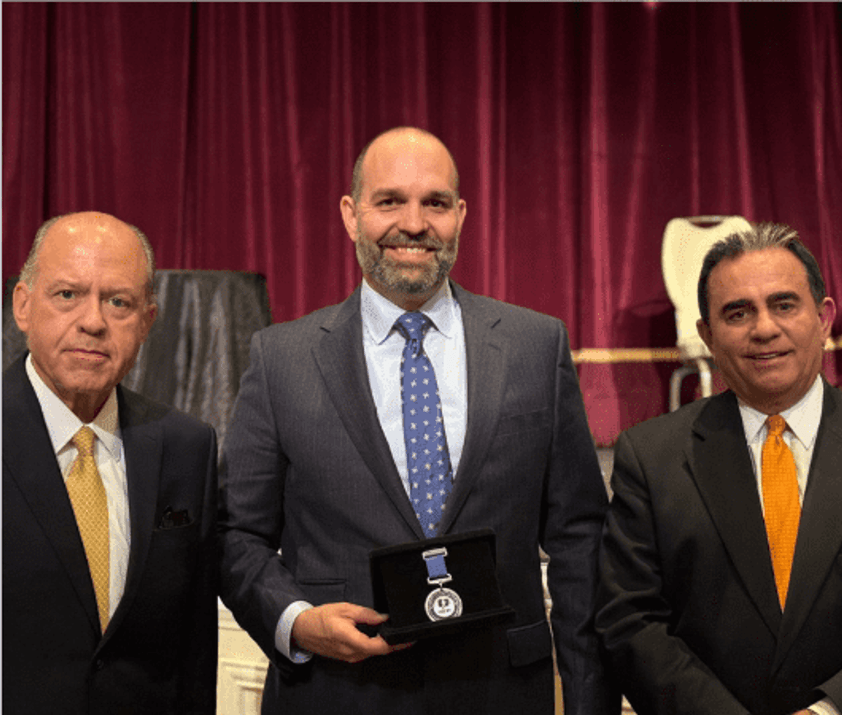 ABERT homenageia presidente da NAB, Curtis LeGeyt, durante Encontro da Radiodifusão Brasileira no NAB Show 2024