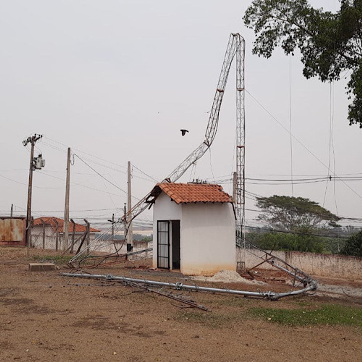 Queda da torre de transmissão tira Clube FM do ar em Catanduva