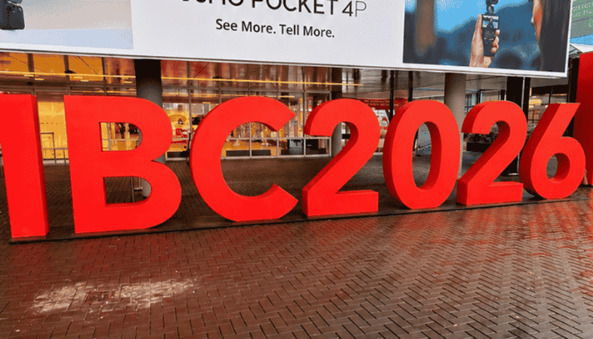 O rádio deixou de disputar plataformas. Agora ocupa todas elas