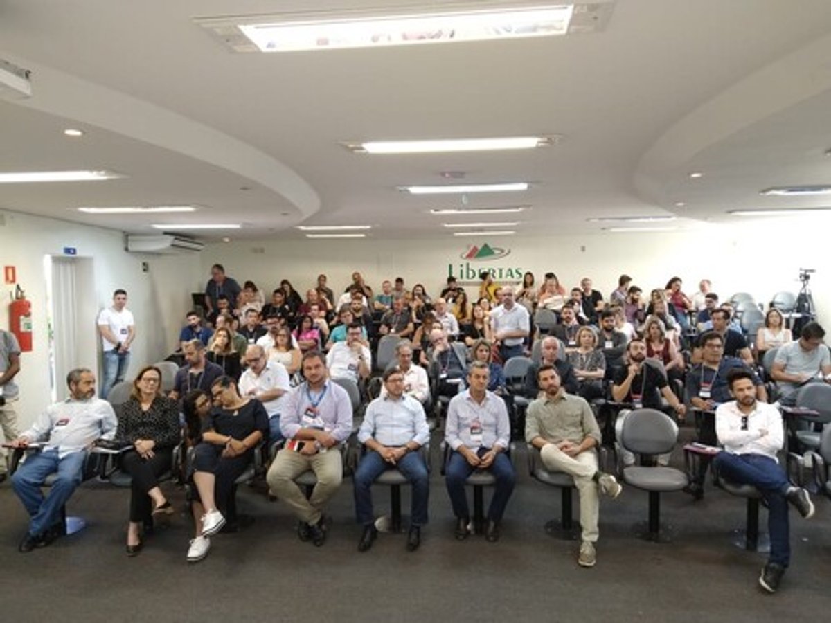Com pautas como multiplataforma e comercialização, Encontro Regional da Amirt reúne radiodifusores no interior mineiro