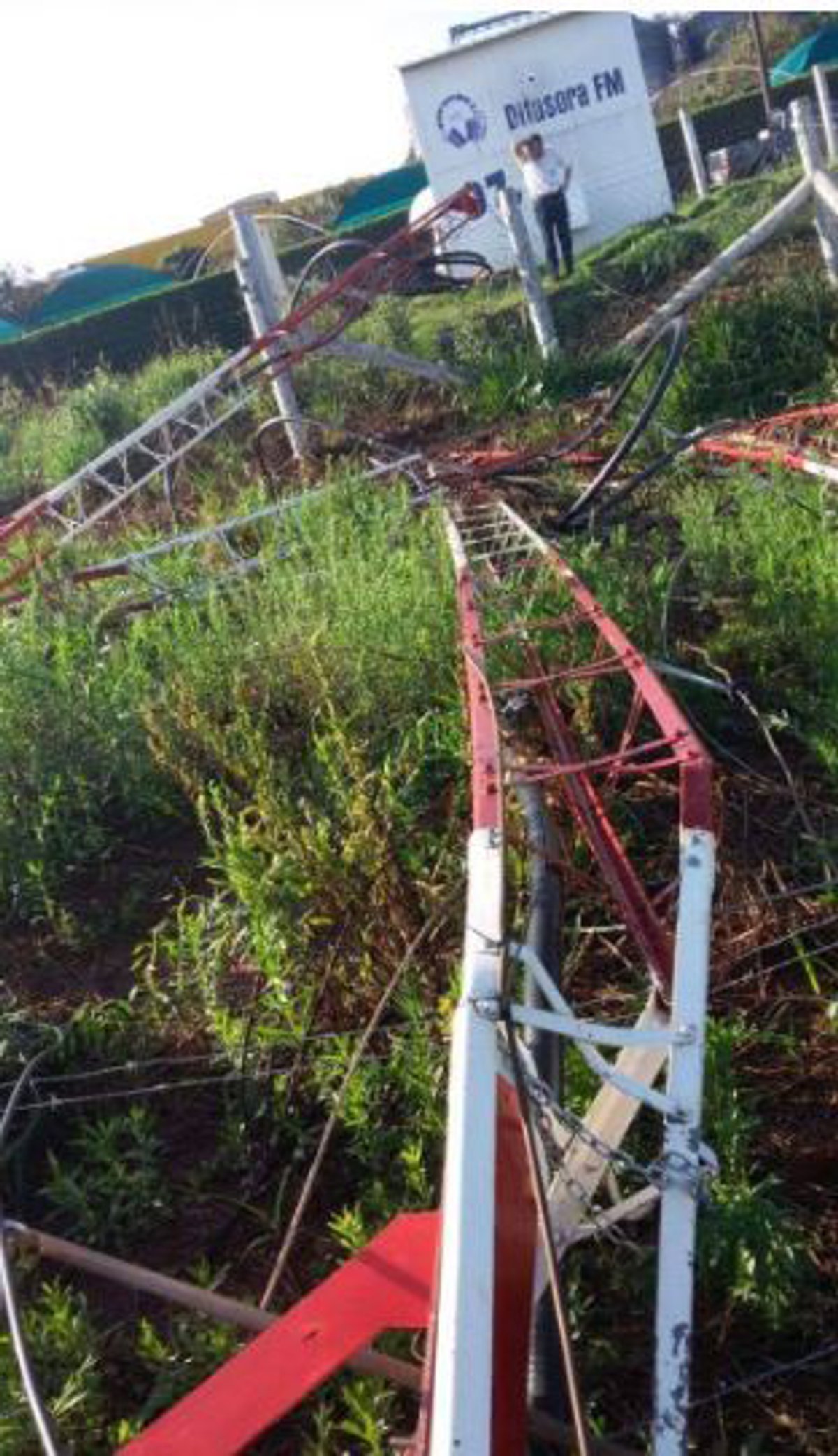 Fortes chuvas derrubam torre da Difusora FM em Santa Cruz do Rio Pardo