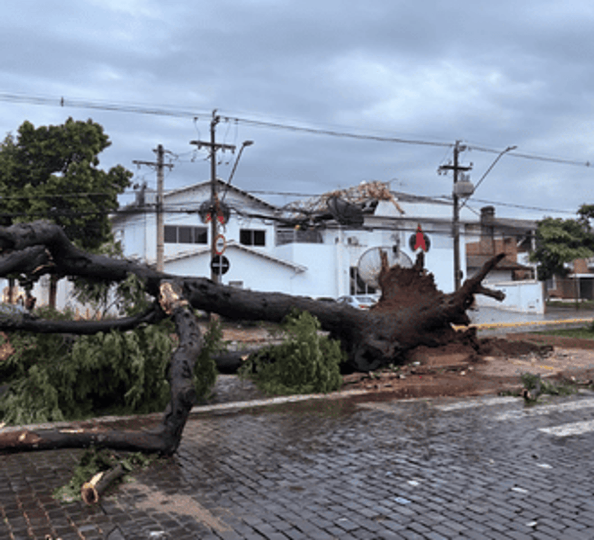 Temporal derruba torres de transmissão e tira emissoras de rádio do ar em Ribeirão Preto