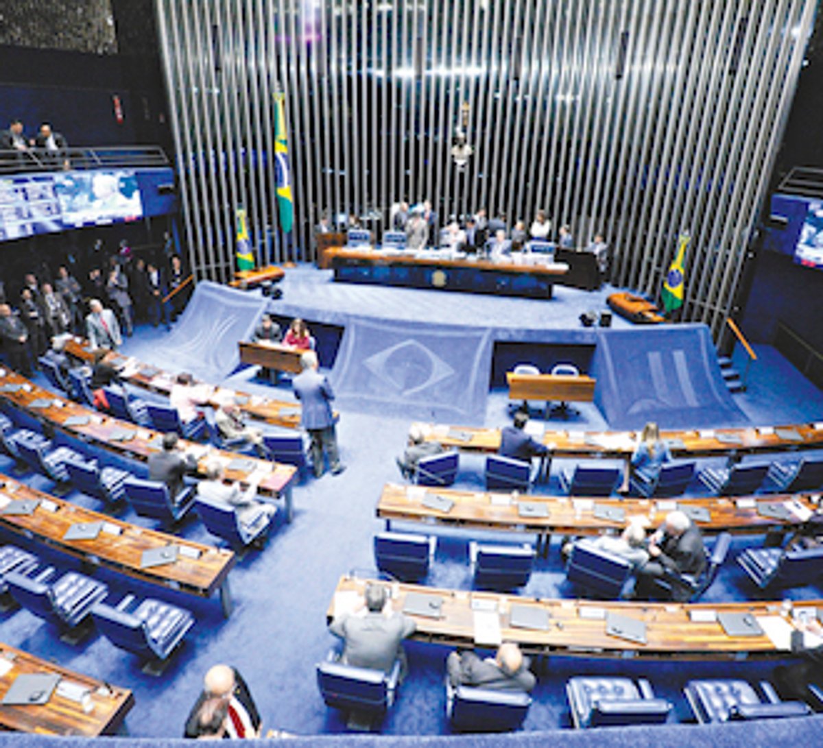 Senado aprova mudanças na lei de radiodifusão: emissoras podem ter um único sócio e expandir número de estações