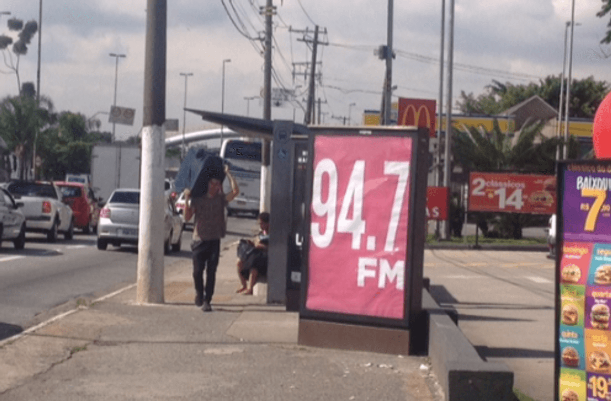Antena 1 realiza campanha de rua com destaque apenas para a frequência "94.7 FM" em São Paulo