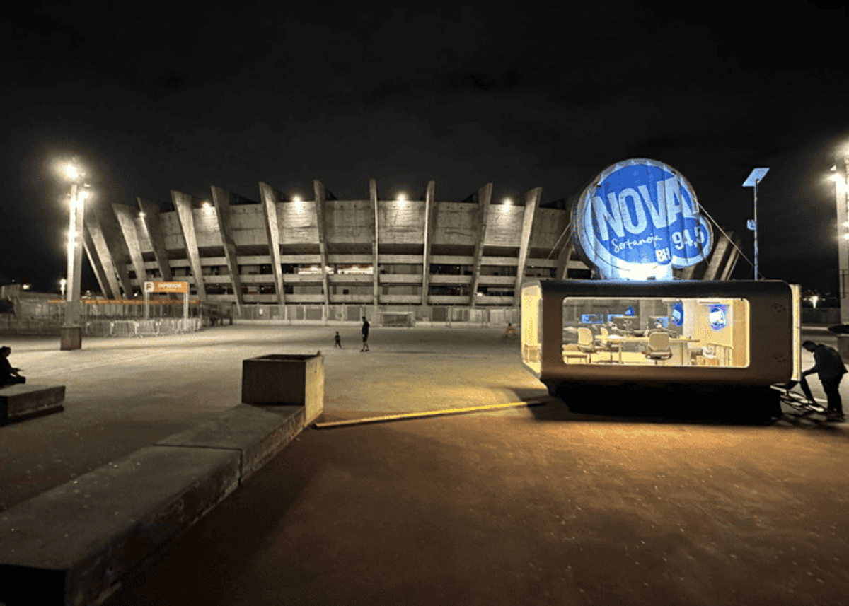 Estúdio móvel da Nova Sertaneja FM é destaque em ação no Mineirão durante clássico mineiro