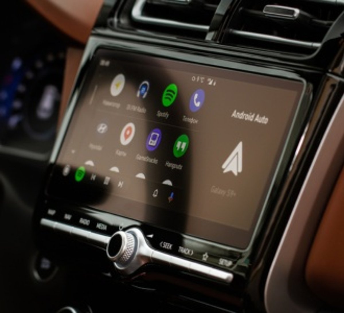 Android Auto pode integrar Rádio FM/AM em sua interface, reforçando a presença do meio nos carros