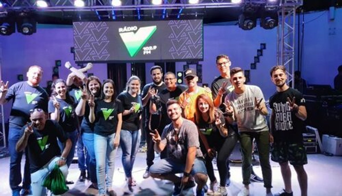 Rádio V é lançada em Santa Catarina. Projeto substitui Transamérica Hits no dial