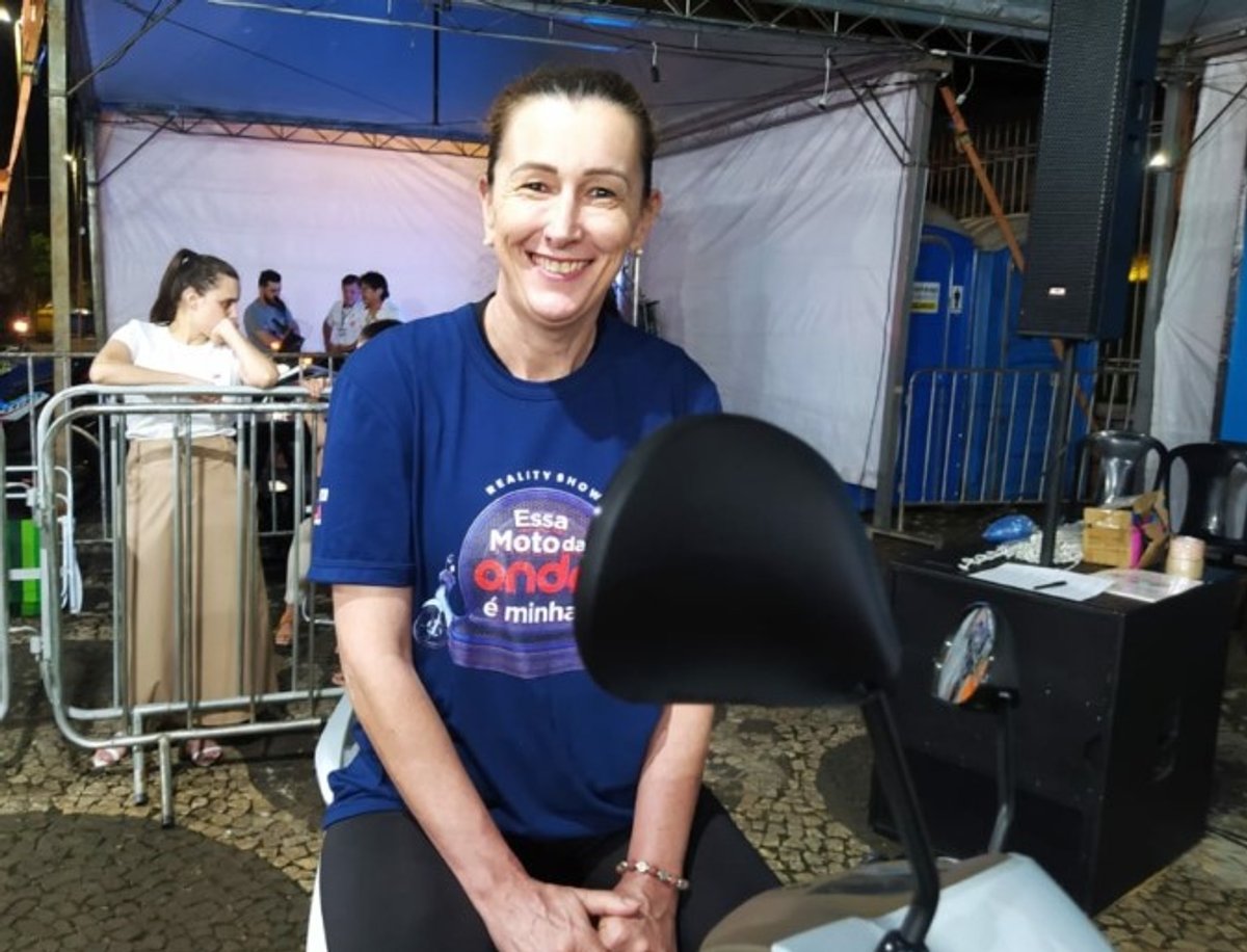 Onda Sul FM realiza reality show e premia vencedora com moto zero quilômetro em Francisco Beltrão (PR)