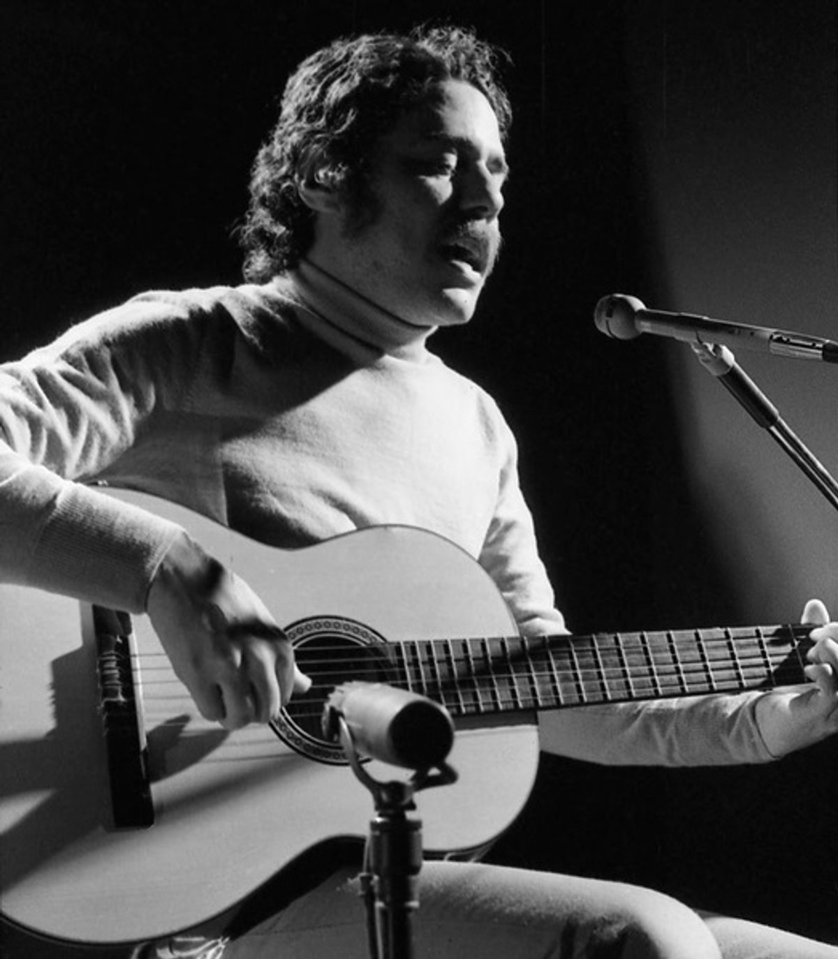 Rádio Cultura Brasil realiza programação especial voltada ao aniversário de Chico Buarque