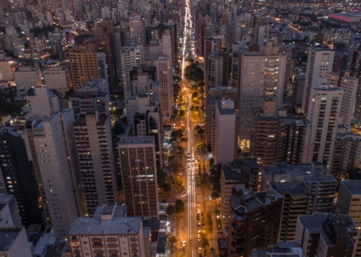 Panorama: 98 FM segue líder geral em Curitiba; Massa FM cresce e Ouro Verde FM Easy avança no ranking de audiência