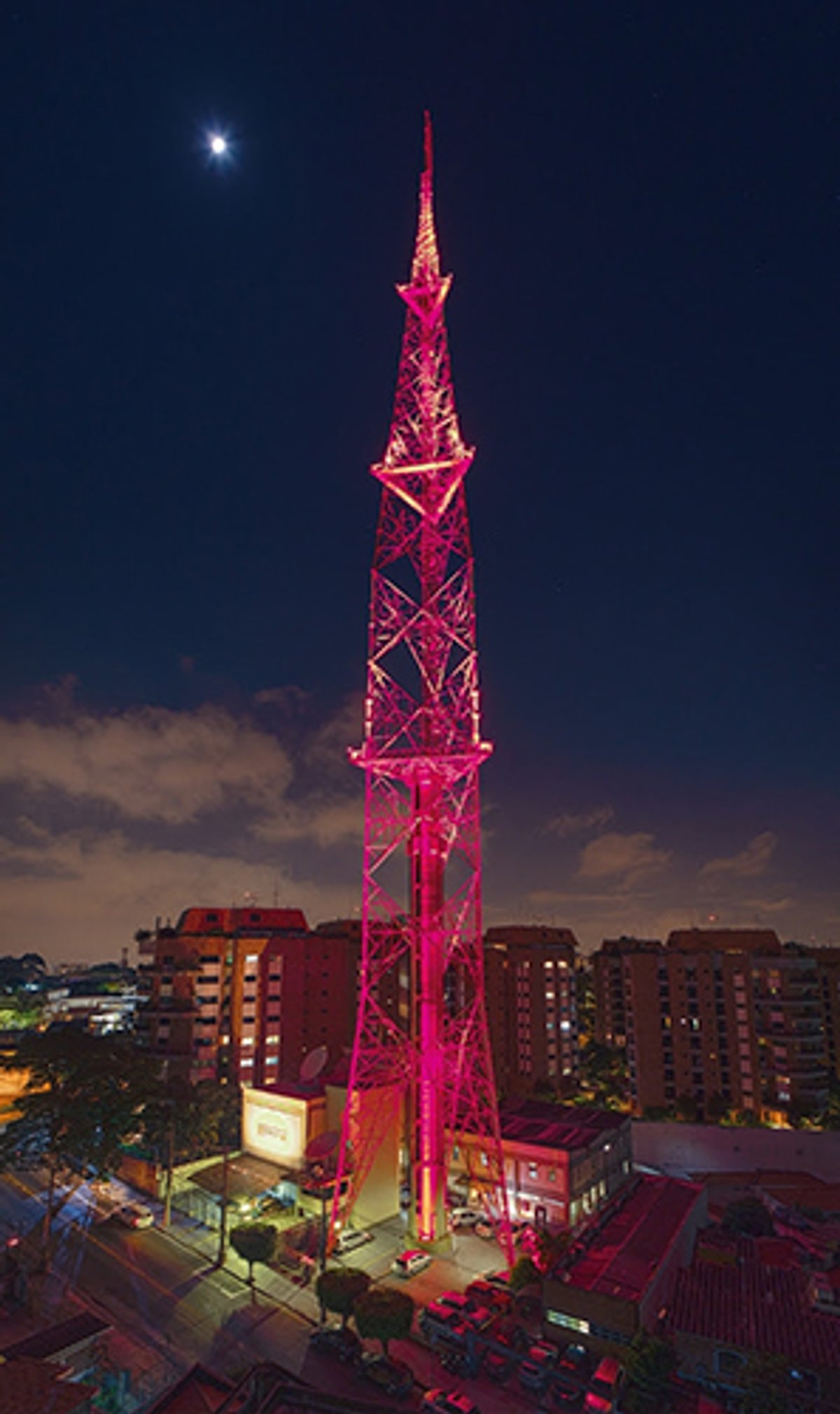 Transamérica promove campanha Outubro Rosa e ilumina sua torre em São Paulo