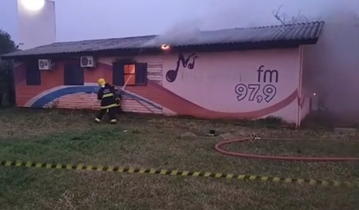 Incêndio atinge sede da Momento FM, em Xanxerê (SC)