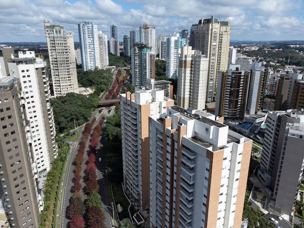Panorama: 98 FM, Massa FM e Mundo Livre FM avançam no top 3 de Curitiba; Jovem Pan FM lidera em alcance