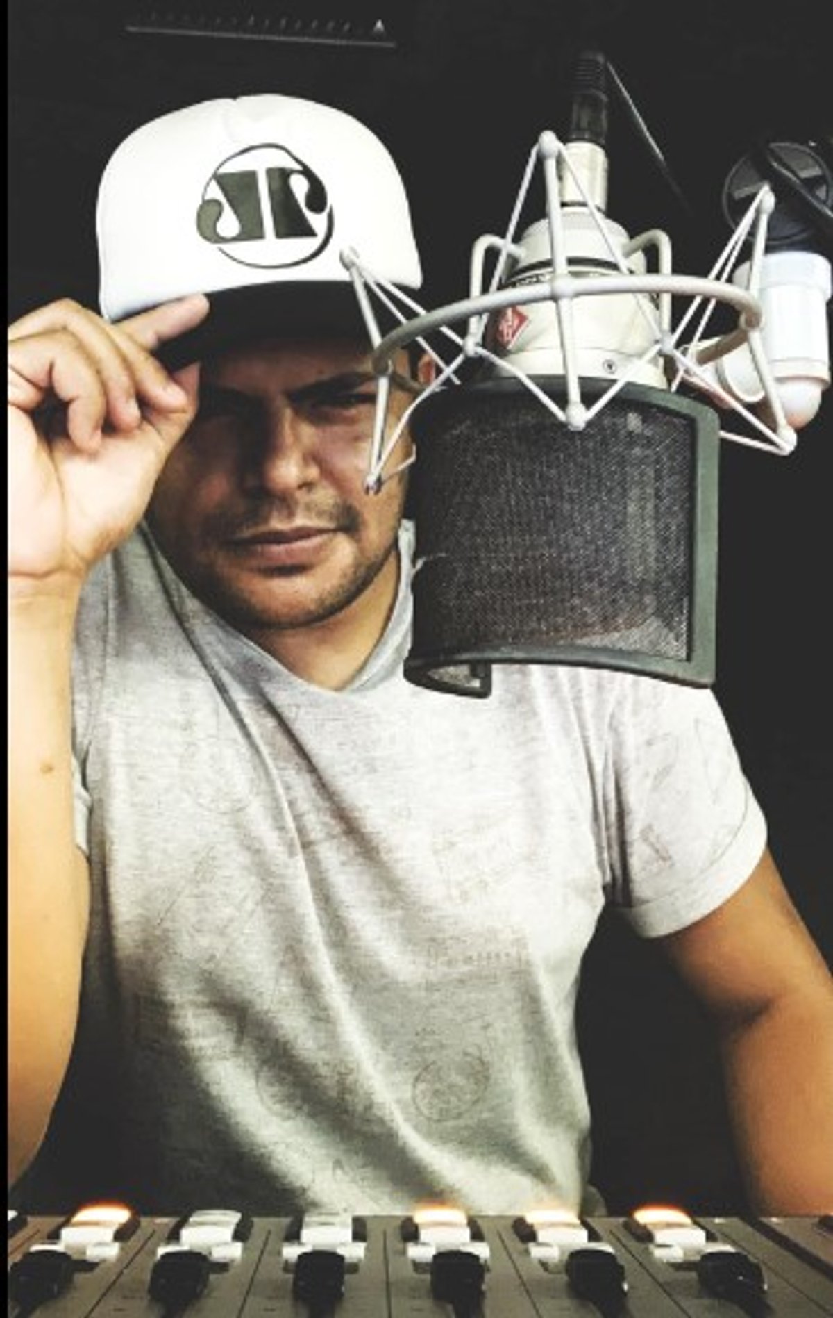 Jovem Pan FM de Florianópolis (SC) anuncia contratação do locutor Cesinha Thomaz, ex-Rede Jovem Pan FM