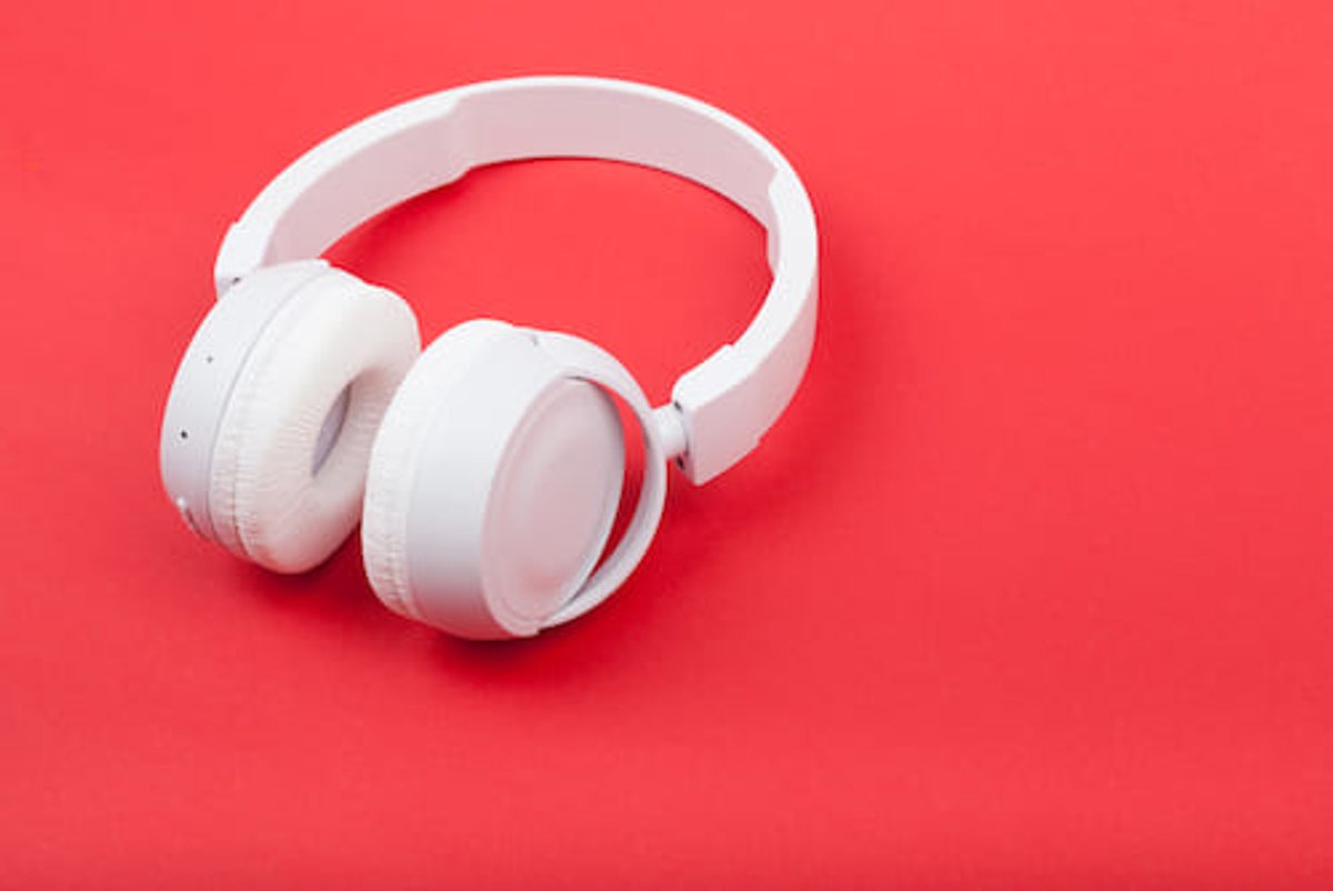 O Rádio Hoje | Análises continuam apontando que o rádio domina o universo de áudio com publicidade
