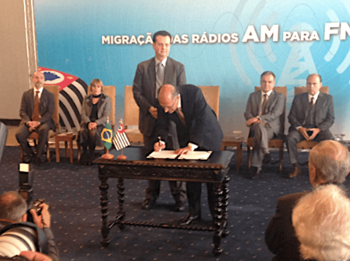 Rádios paulistas assinam decreto de migração AM-FM durante solenidade realizada em São Paulo