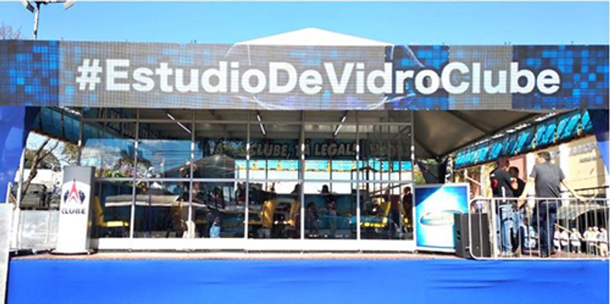 Clube FM transmite sua programação direto de estúdio de vidro no centro de São Carlos