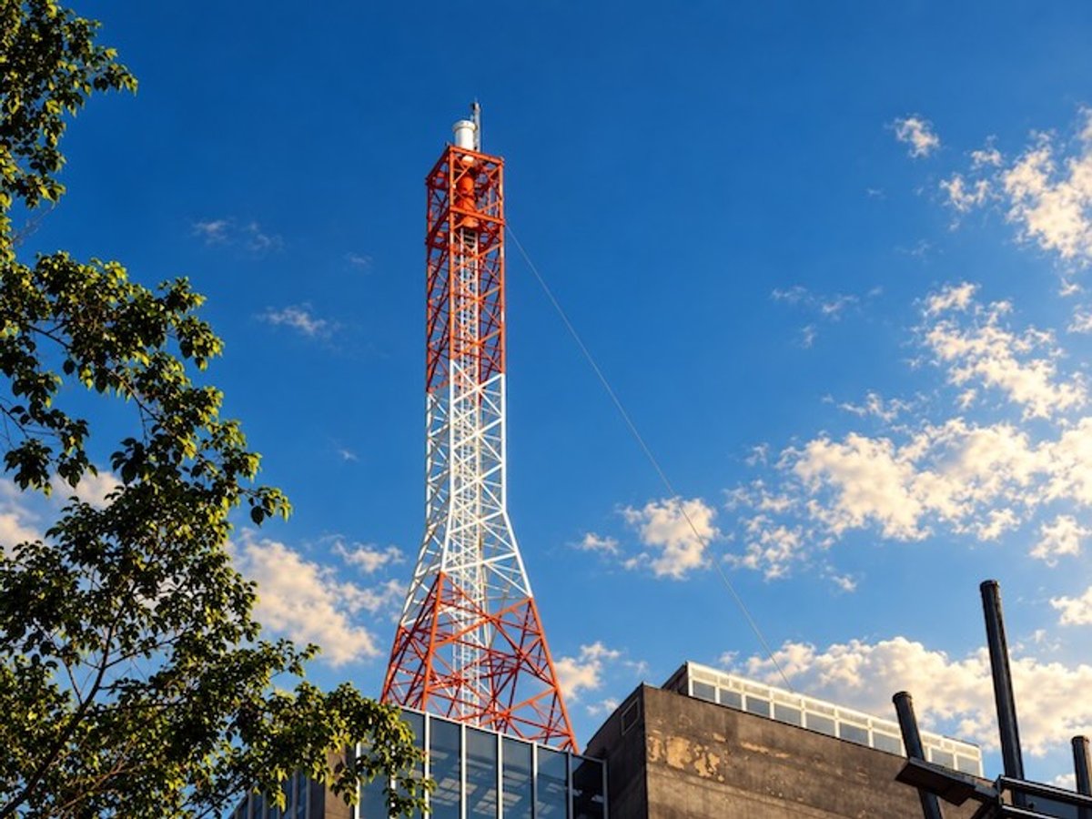 TMC executa montagem da parte final de nova torre na Avenida Paulista