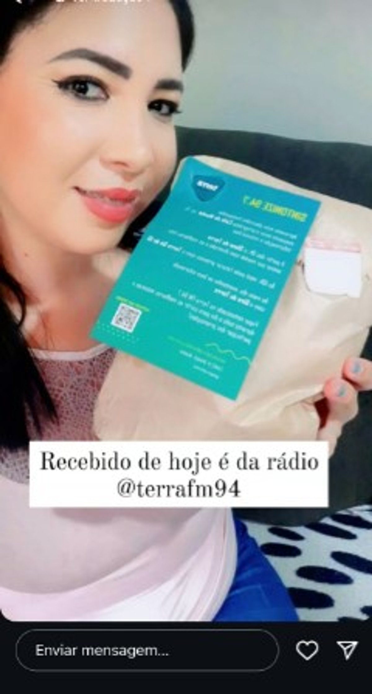 Rádio Terra FM realiza ação promocional nas ruas de Campo Mourão (PR) distribuindo mais de 800 pães franceses