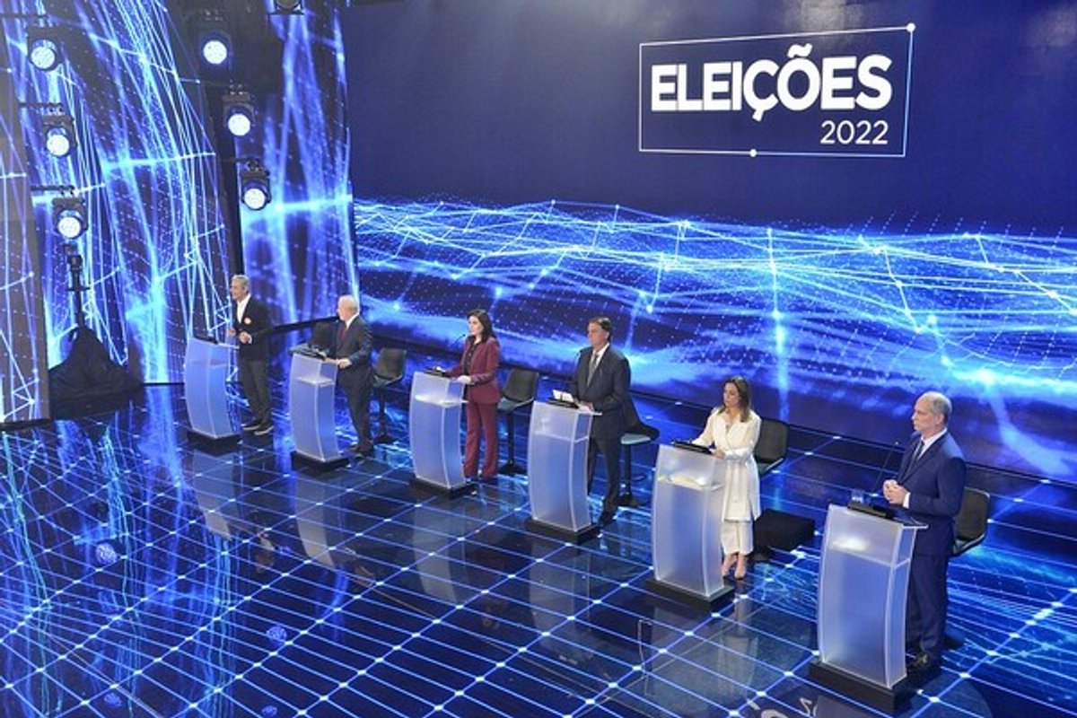 Debate entre presidenciáveis, realizado pelo Grupo Bandeirantes, tem transmissão feita por diversas emissoras de rádio
