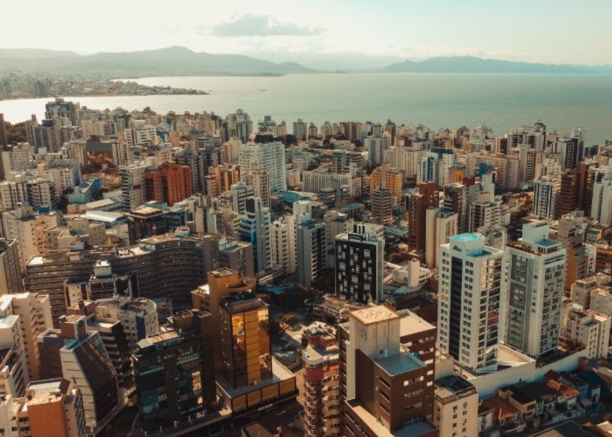 Panorama: Atlântida FM mantém liderança em Florianópolis (SC); Band FM avança para o top 3 e Antena 1 cresce na capital catarinense