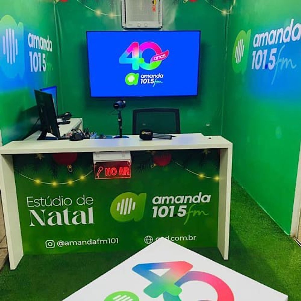 Amanda FM promove ação voltada ao Natal e transmite programação direto de estúdio em praça de Rio do Sul (SC)