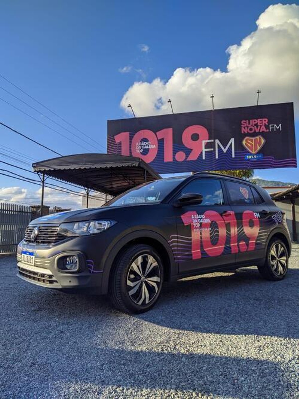 Supernova FM passa a executar atrações comandadas por Henrique do Valle e Tina Roma