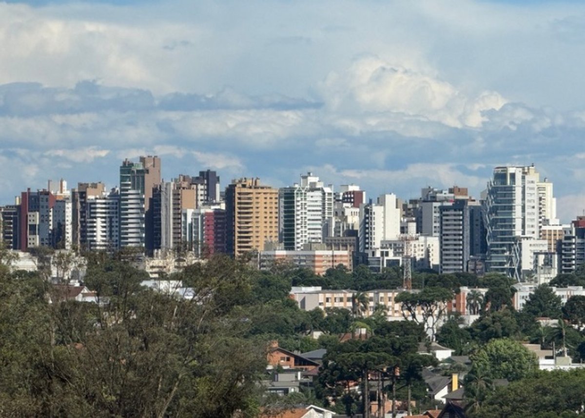 Panorama: 98 FM segue líder geral em Curitiba; Mundo Livre FM e Caiobá avançam em audiência