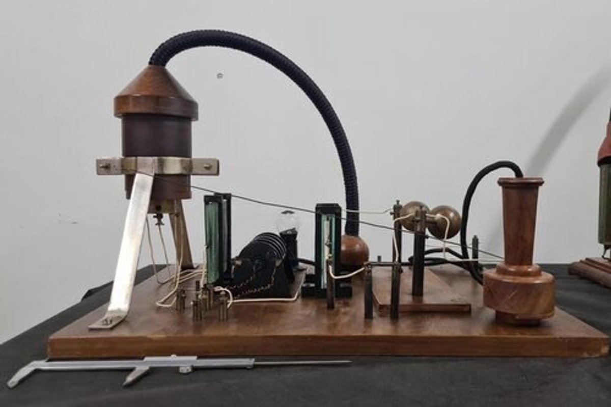 Exposição voltada aos 100 anos do rádio conta com réplicas de transmissor em Porto Alegre (RS)
