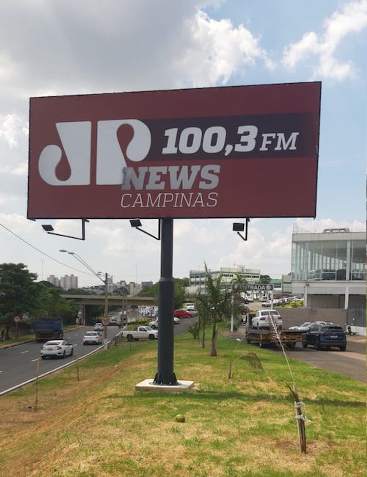 Jovem Pan News segue investindo em mídia externa para promover seu canal na região de Campinas
