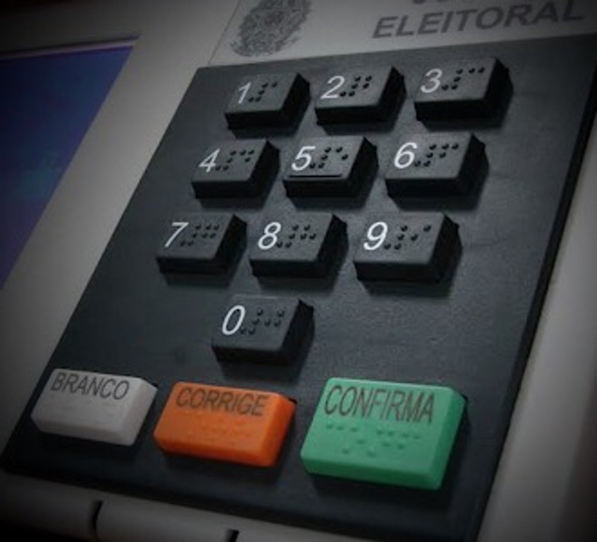 Rádio e TV estão proibidos de veicular propaganda política, ainda que seja retransmitindo live eleitoral
