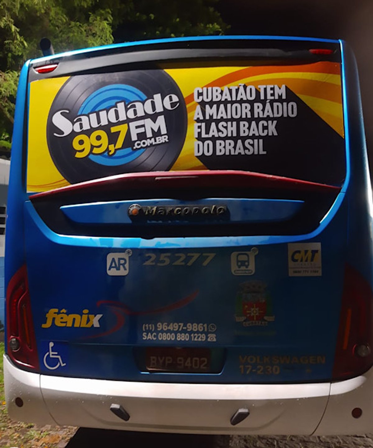 Saudade FM combina publicidade digital e de rua na Baixada Santista (SP)