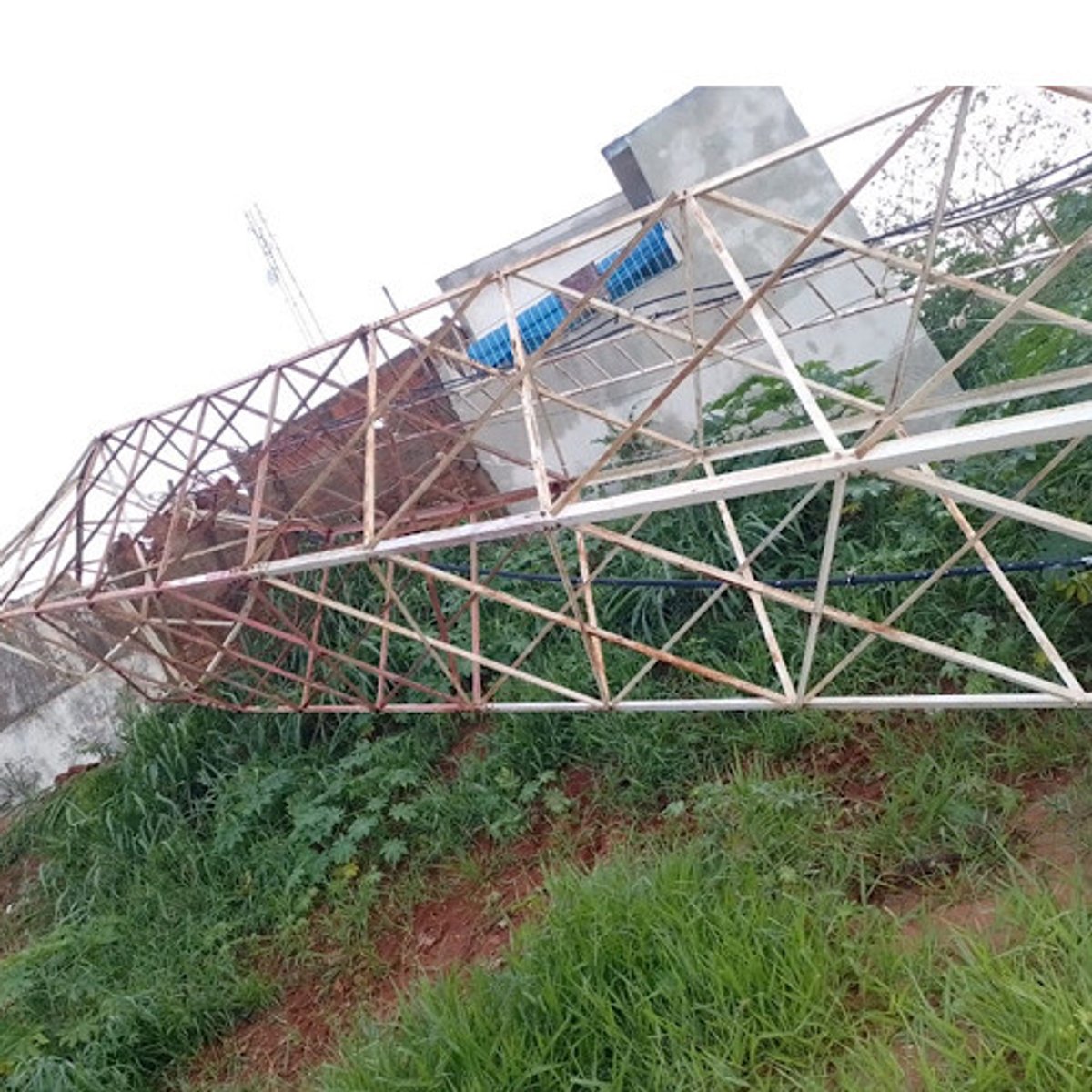 94 FM tem sua torre de transmissão derrubada após forte temporal em Bauru (SP)